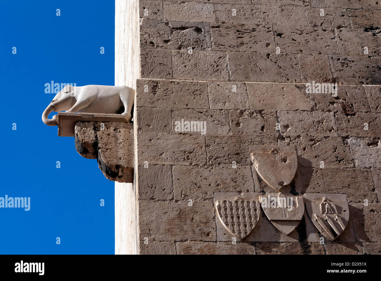 Elefanten-Statue und Wappen am Eingang zum Turm des Elefanten, im Castello von Cagliari, Sardinien Stockfoto