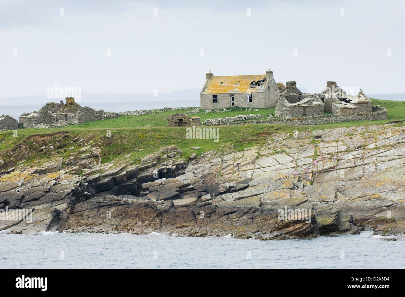 Verlassenes Haus auf der Insel Swona im Pentland Firth, zwischen den Orkney-Inseln und dem schottischen Festland. Stockfoto