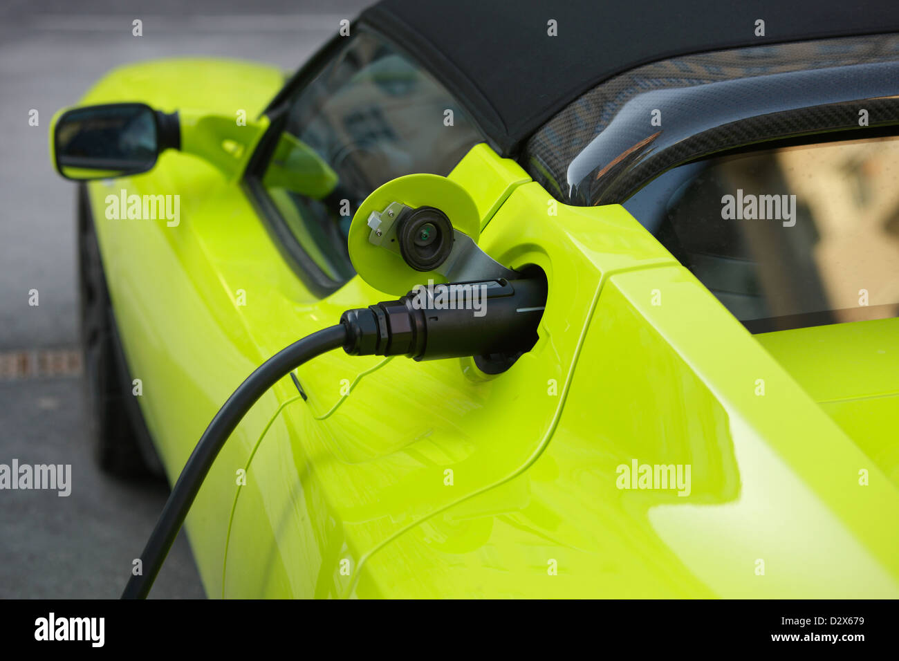 München, Deutschland, ist die Elektro-Auto-Marke Tesla Motors mit Strom geladen. Stockfoto