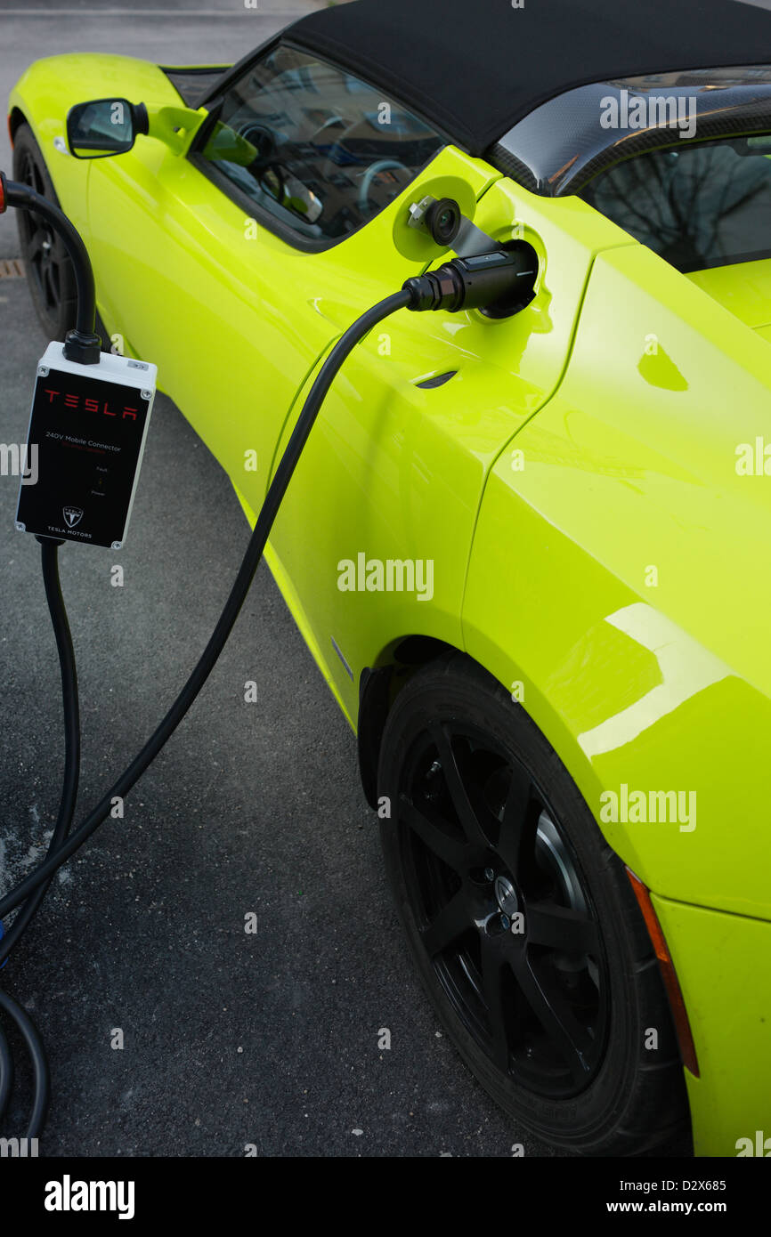 München, Deutschland, ist die Elektro-Auto-Marke Tesla Motors mit Strom geladen. Stockfoto