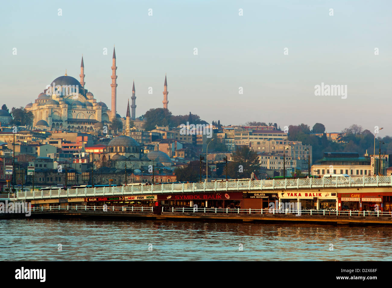 Süleymaniye-Moschee und Galata-Brücke, Istanbul, Türkei Stockfoto