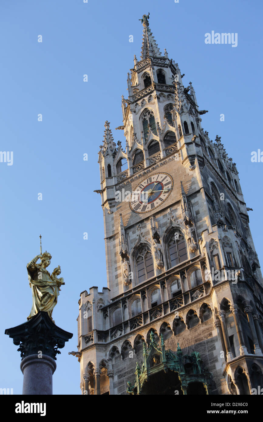 München, Deutschland, das neue Rathaus und die Mariensaeule am Marienplatz Stockfoto