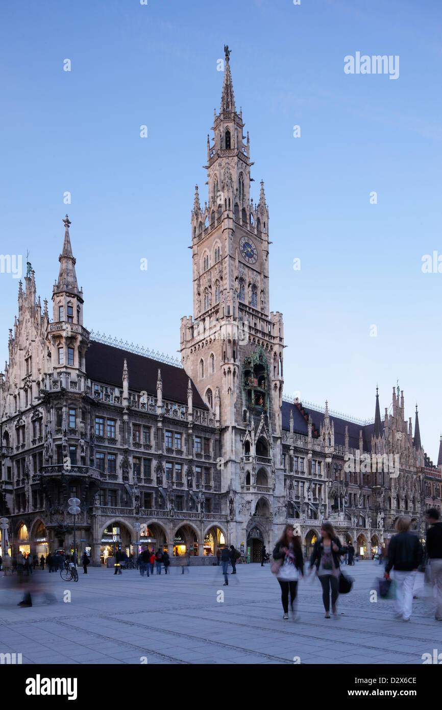 München, Deutschland, das neue Rathaus am Marienplatz in der Abenddämmerung Stockfoto