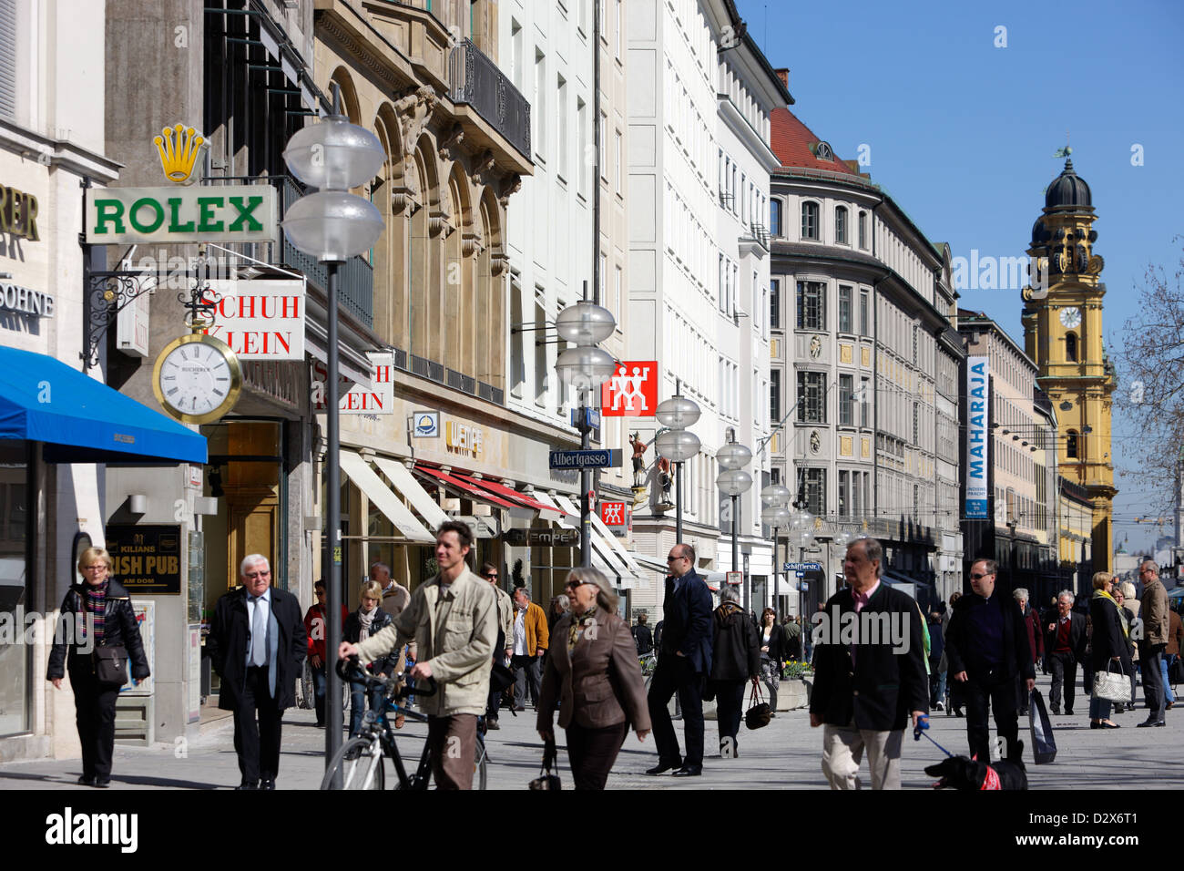 München, Passanten in der Fußgängerzone der Weinstraße Stockfoto