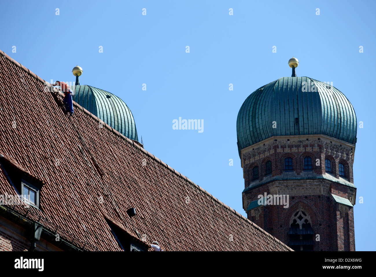 München, Deutschland, ein Mann mit einem Spitzen Dach und die Türme der Frauenkirche Stockfoto