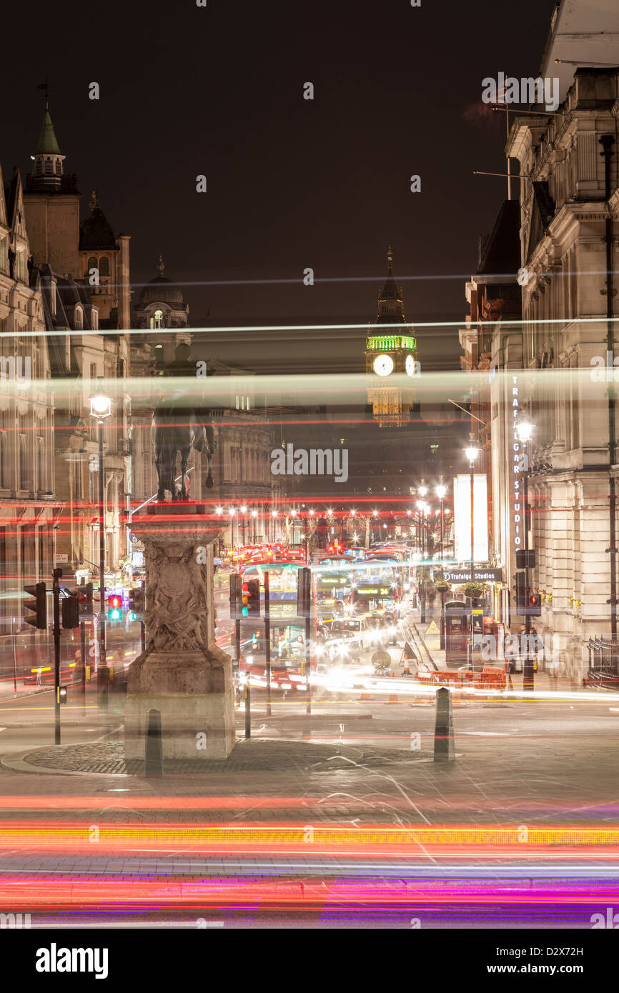 Verkehr Hauptverkehrszeit am Trafalgar Square in London, Vereinigtes Königreich, mit dem internationalen Wahrzeichen Big Ben im Hintergrund. Stockfoto