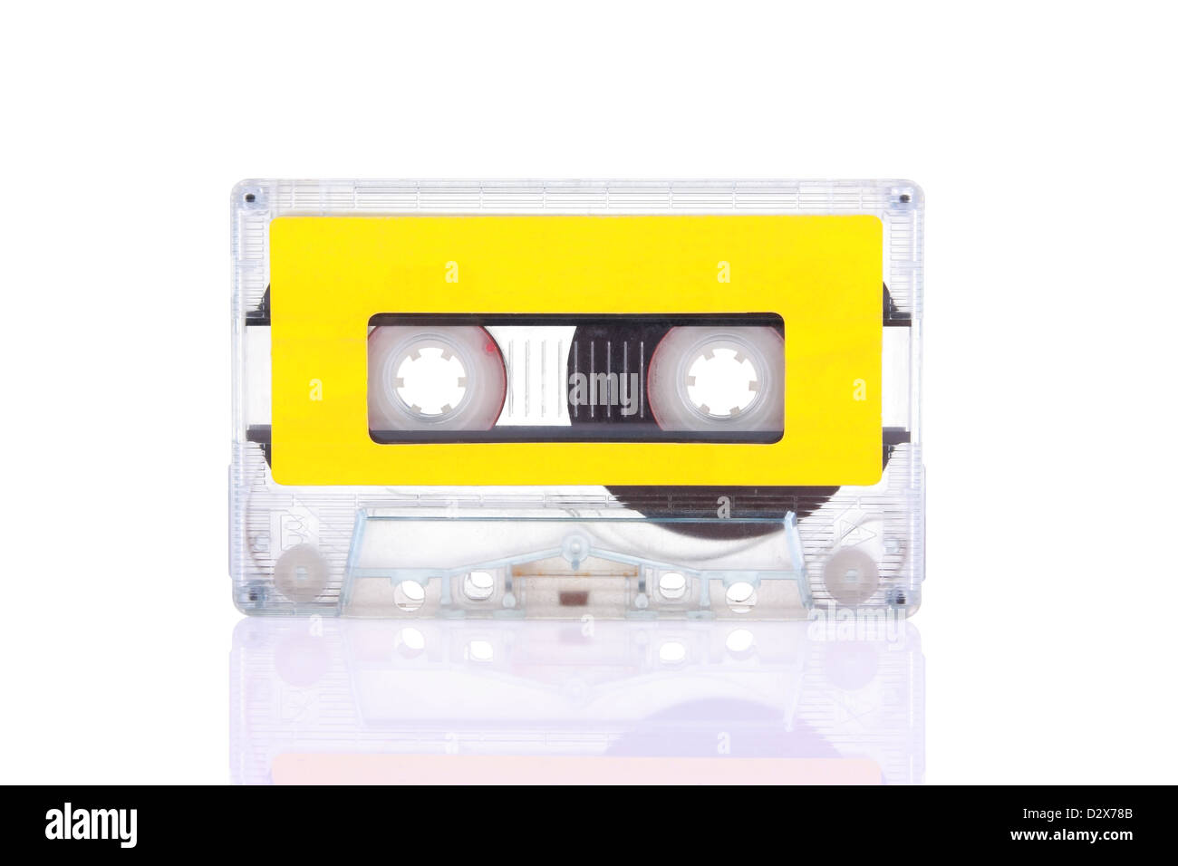 Kompakte Kassette isoliert auf weiss mit leeren gelben Aufkleber. Einschließlich der Clipping-Pfad. Stockfoto