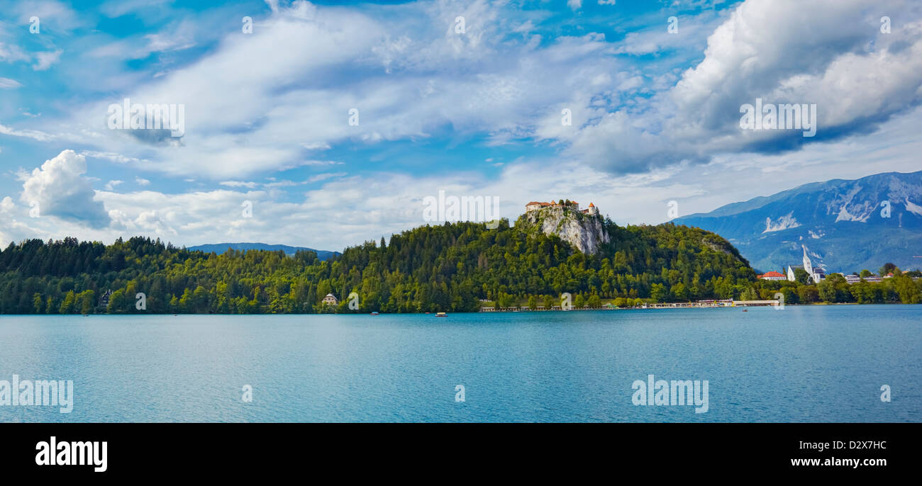 Bled See mit der Kirche Mariä Himmelfahrt (Marijino Vnebovzetje) auf der Insel, Bled, Gorenjska Region, Julischen Alpen, Slowenien Stockfoto