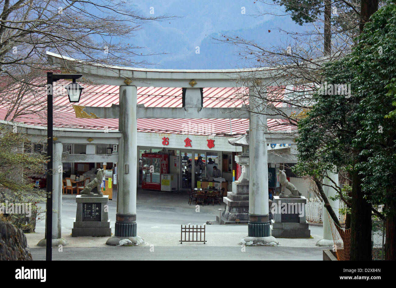 Tori Tor am Eingang des Mitsumine Jinja Shinto Schrein Saitama Japan Stockfoto