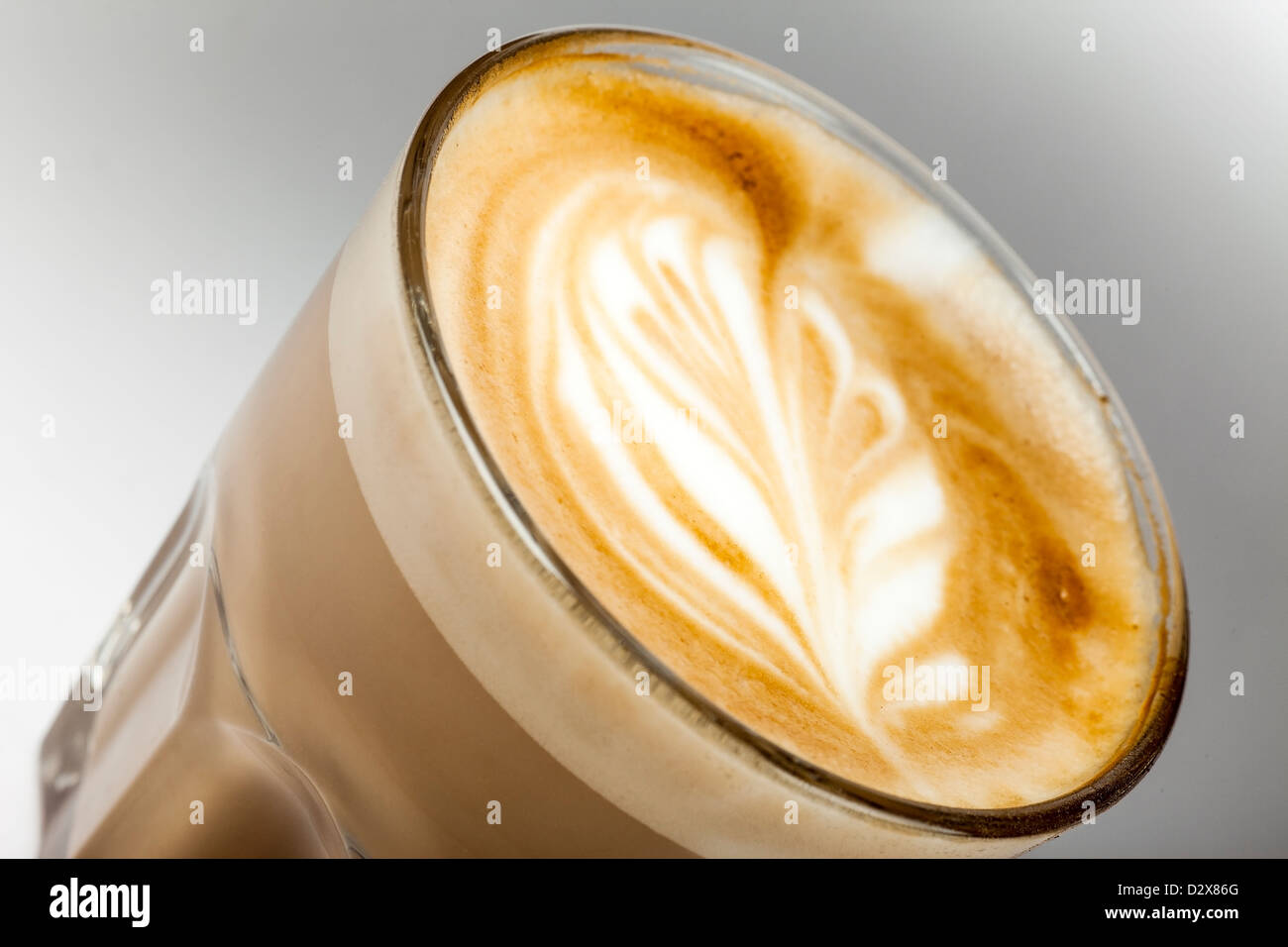 Nahaufnahme von einem Kaffee-Latte in einem Glas Stockfoto