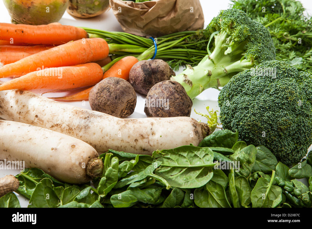 Studioaufnahme von rohem Gemüse auf einer weißen Fläche überfüllt. Stockfoto