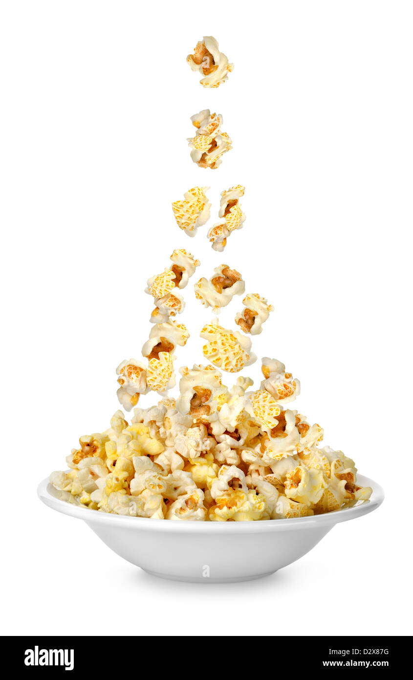 Popcorn in den Teller fallen. Isoliert auf weißem Hintergrund Stockfoto