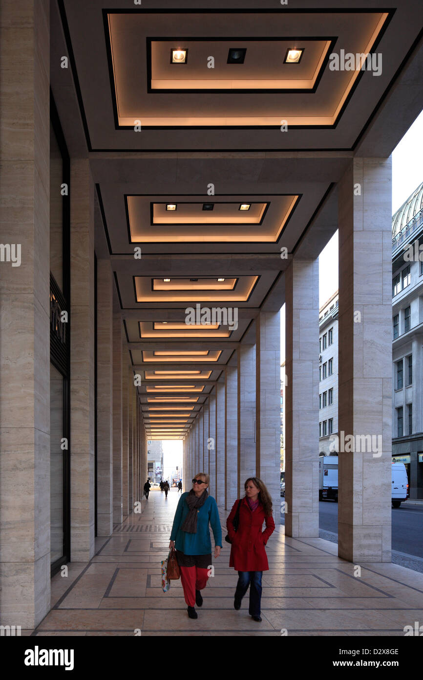 Berlin, Deutschland, Passanten in den Kolonnaden des neuen Upper East Side Stockfoto