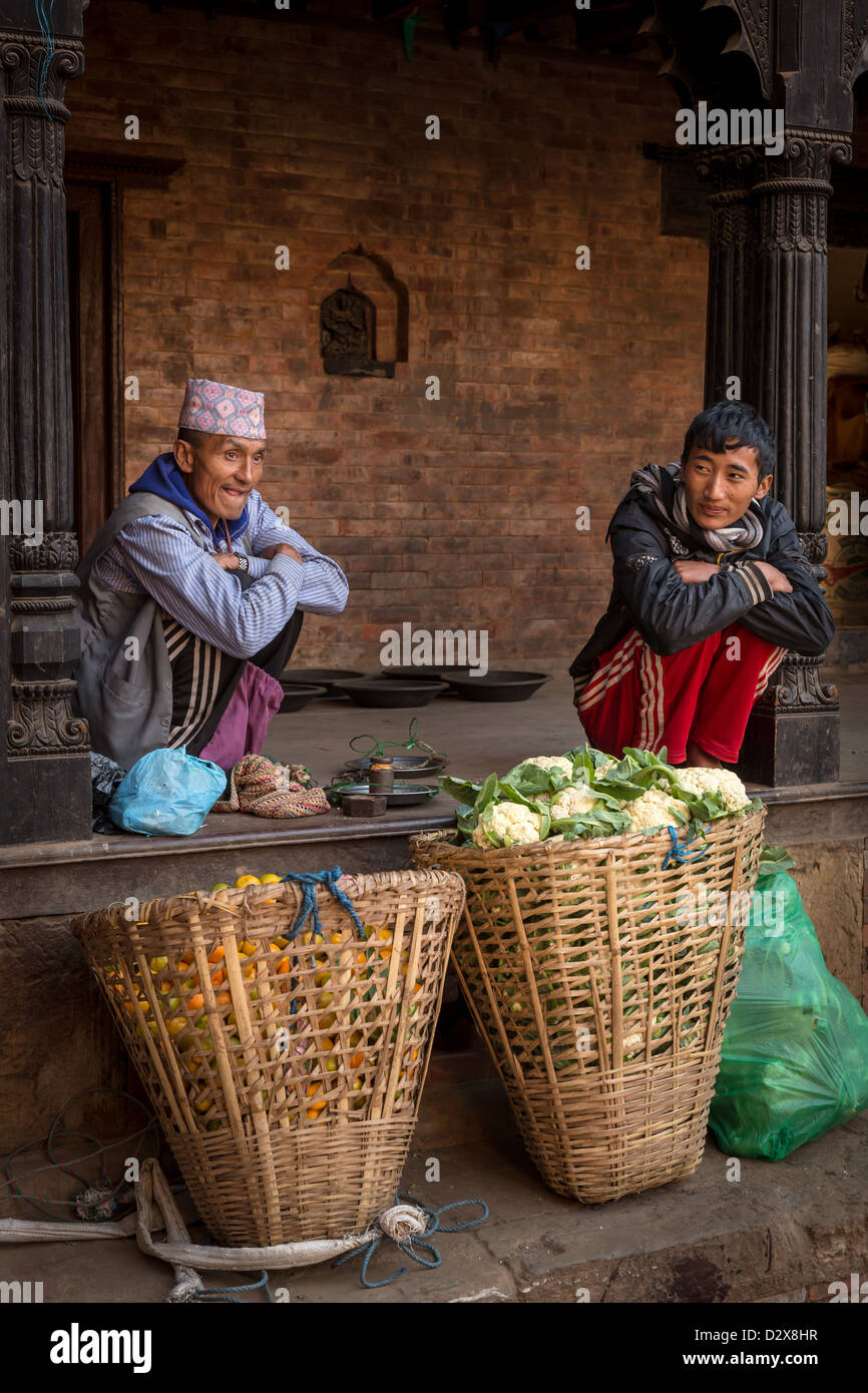 Männer, die Gemüse in den Straßen von Bhaktapur, Nepal verkaufen Stockfoto