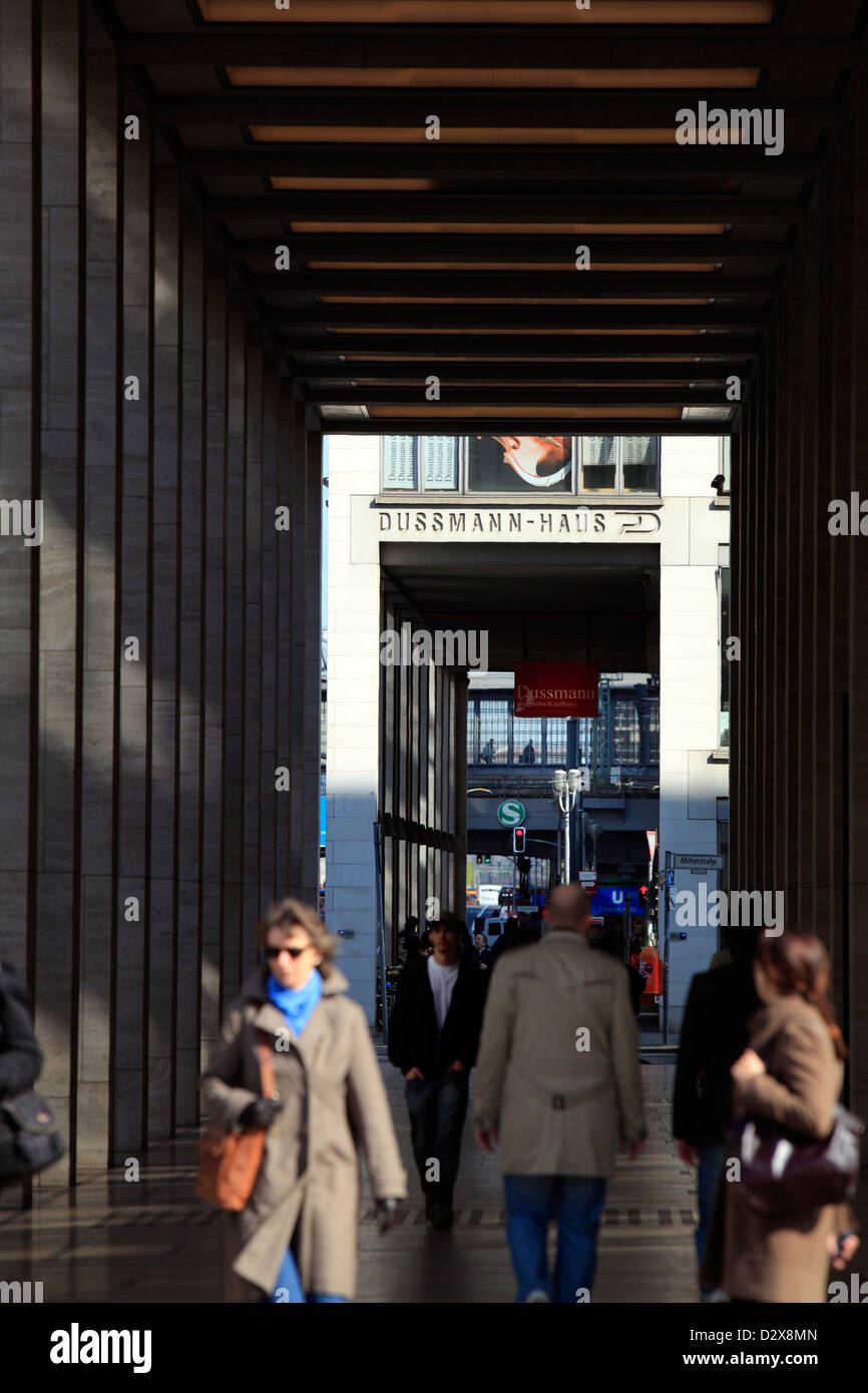 Berlin, Deutschland, gehen Fußgänger in den Kolonnaden an der Upper Eastside Berlin Stockfoto