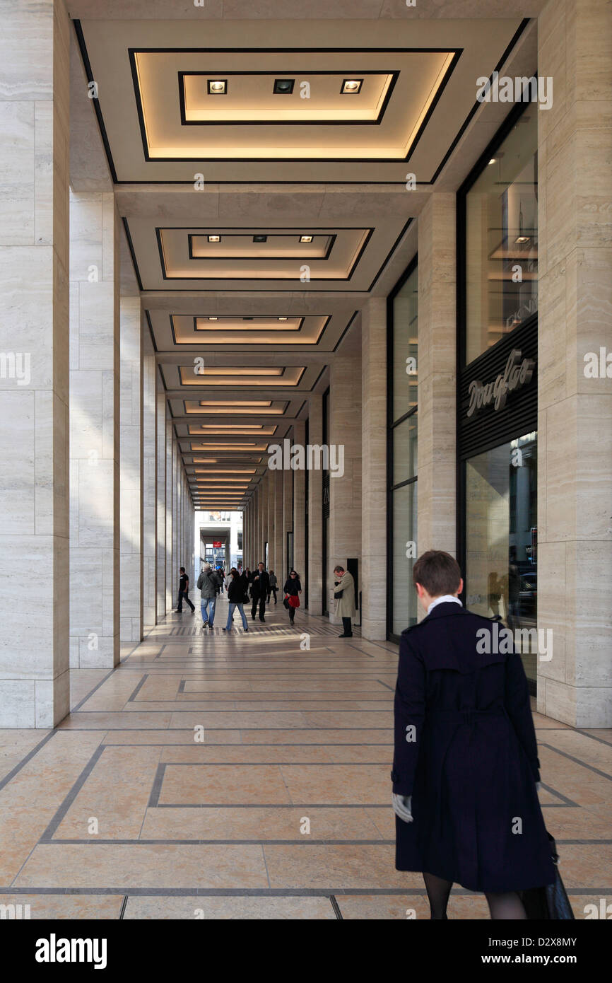 Berlin, Deutschland, gehen Fußgänger in den Kolonnaden an der Upper Eastside Berlin Stockfoto