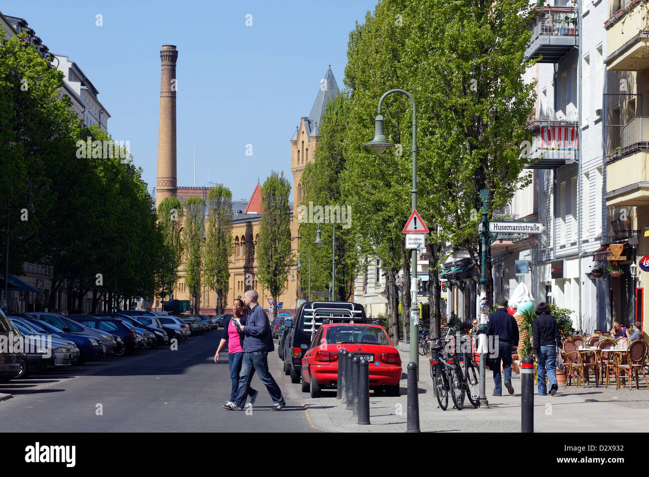 Berlin, Deutschland, in die Passanten Sredzkistrasse, im Hintergrund der Kulturbrauerei Stockfoto