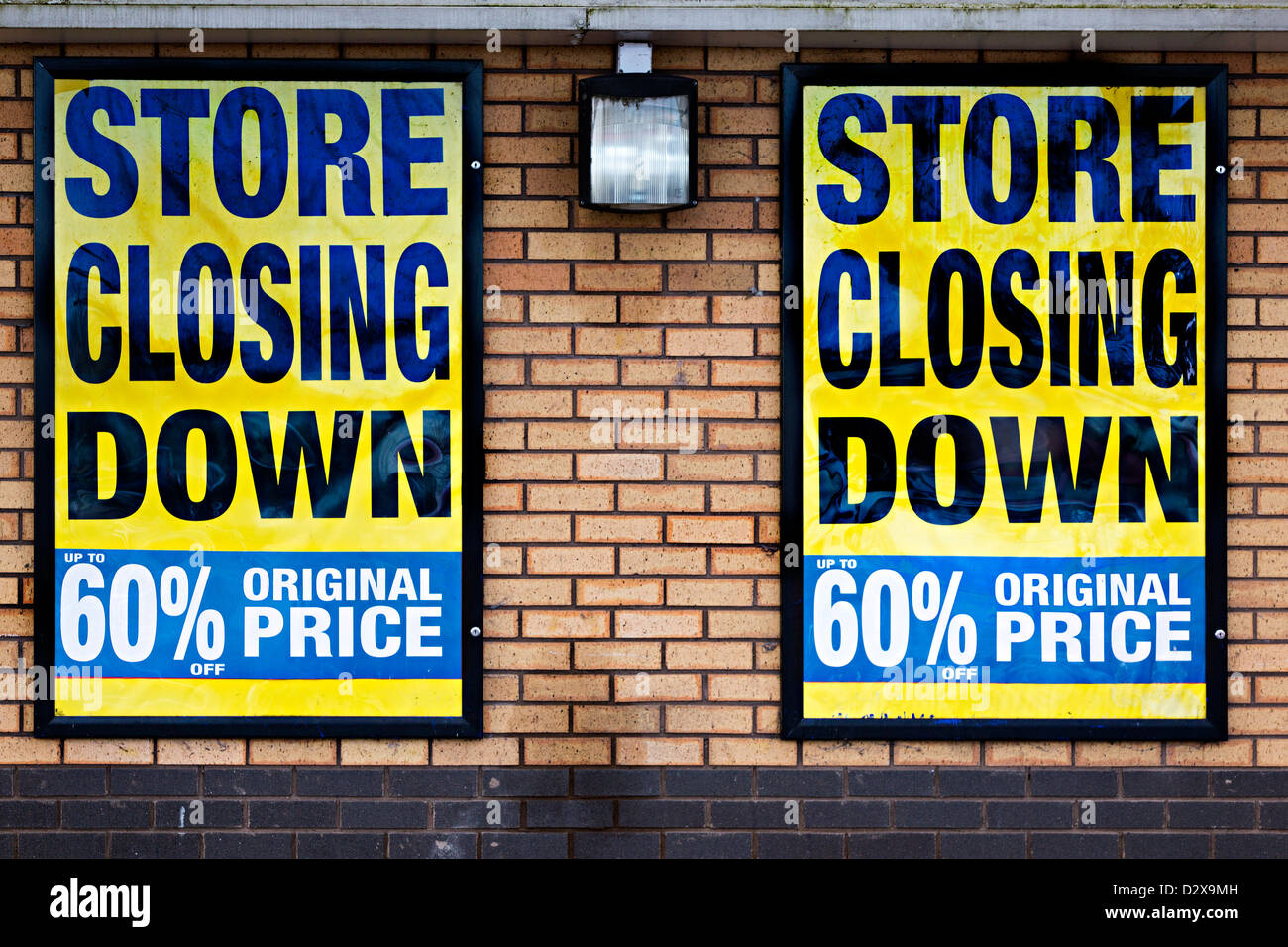 Speichern Sie, schließen Sie Zeichen mit Rabatt 60 Prozent auf Comet Shop, Wales, UK Stockfoto