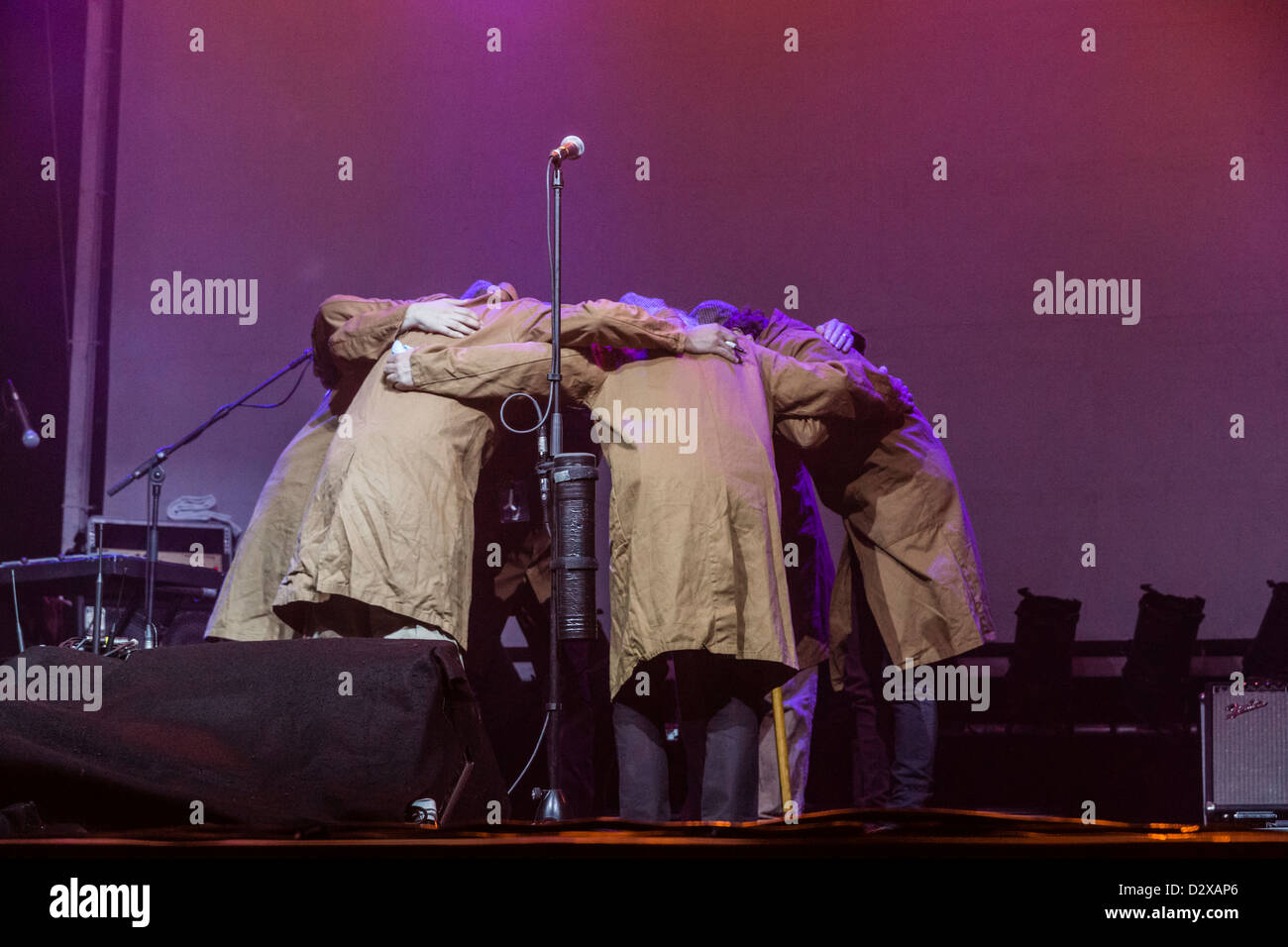 Tel Aviv, Israel. Ian Anderson Touring Bandmitglieder zu Beginn der Show, gekleidet in Trenchcoats. Stockfoto