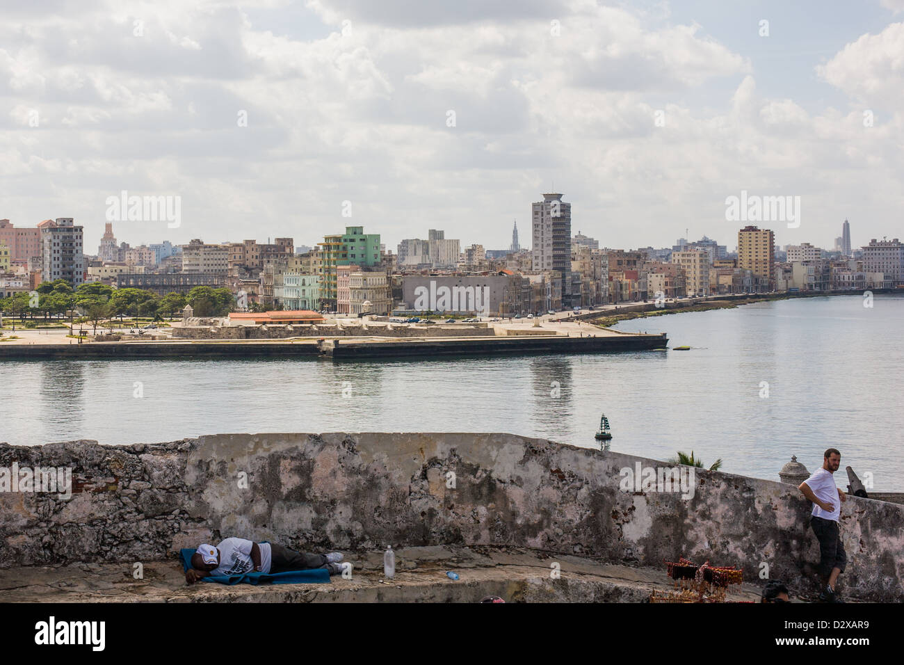 Eine Person schläft auf der Straße in Havanna, Kuba Stockfoto