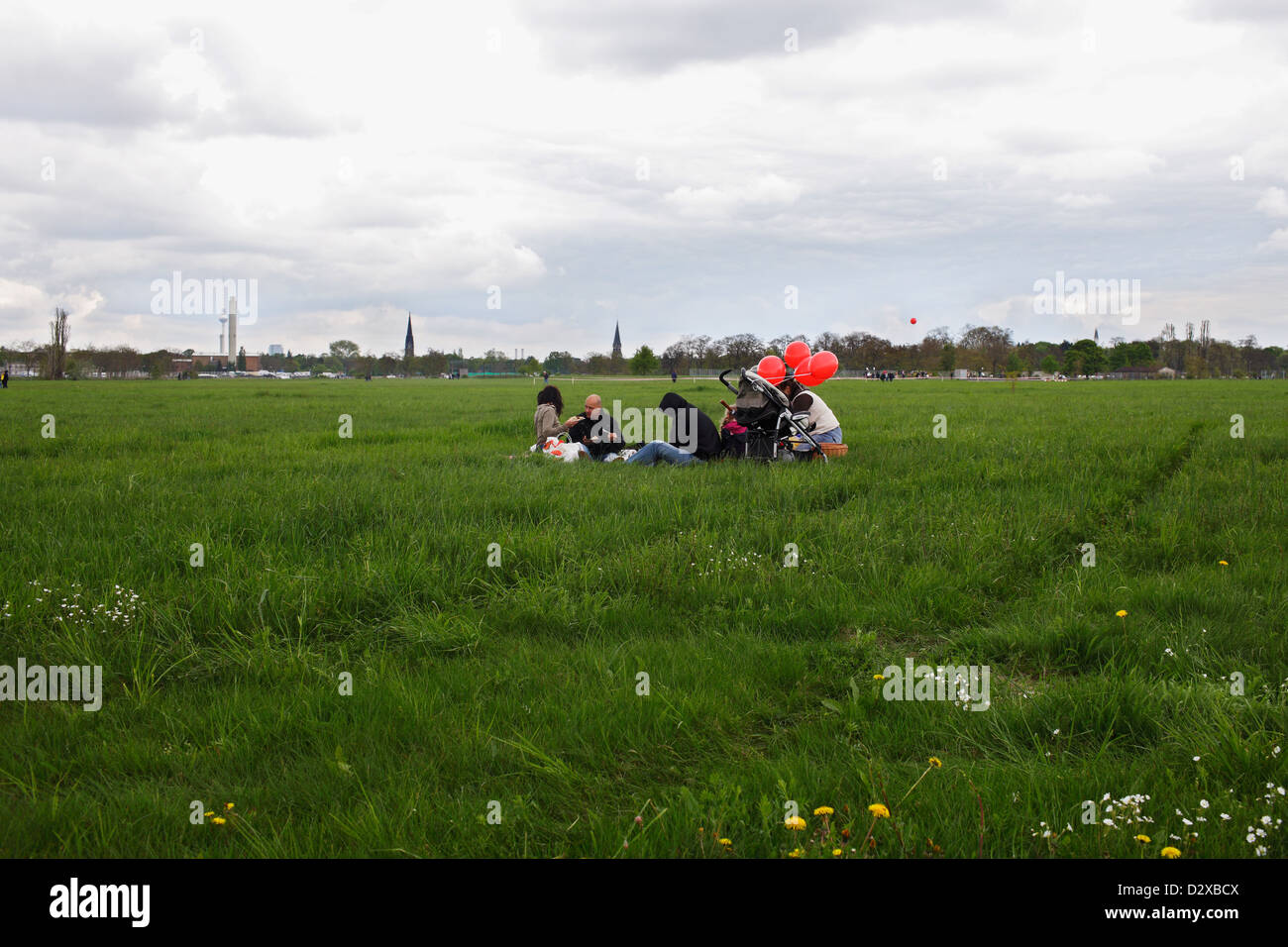 Berlin, Deutschland, Besucher beim Picknick im Tempelhof Field Stockfoto
