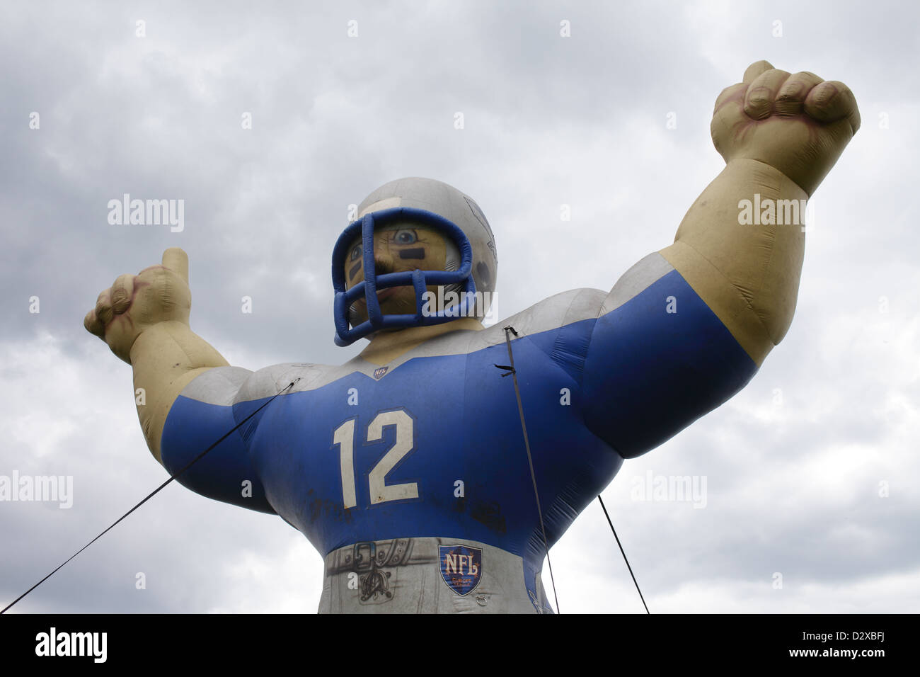Berlin, Deutschland, riesige aufgeblasene Puppe in Form von einem American-Football-Spieler Stockfoto