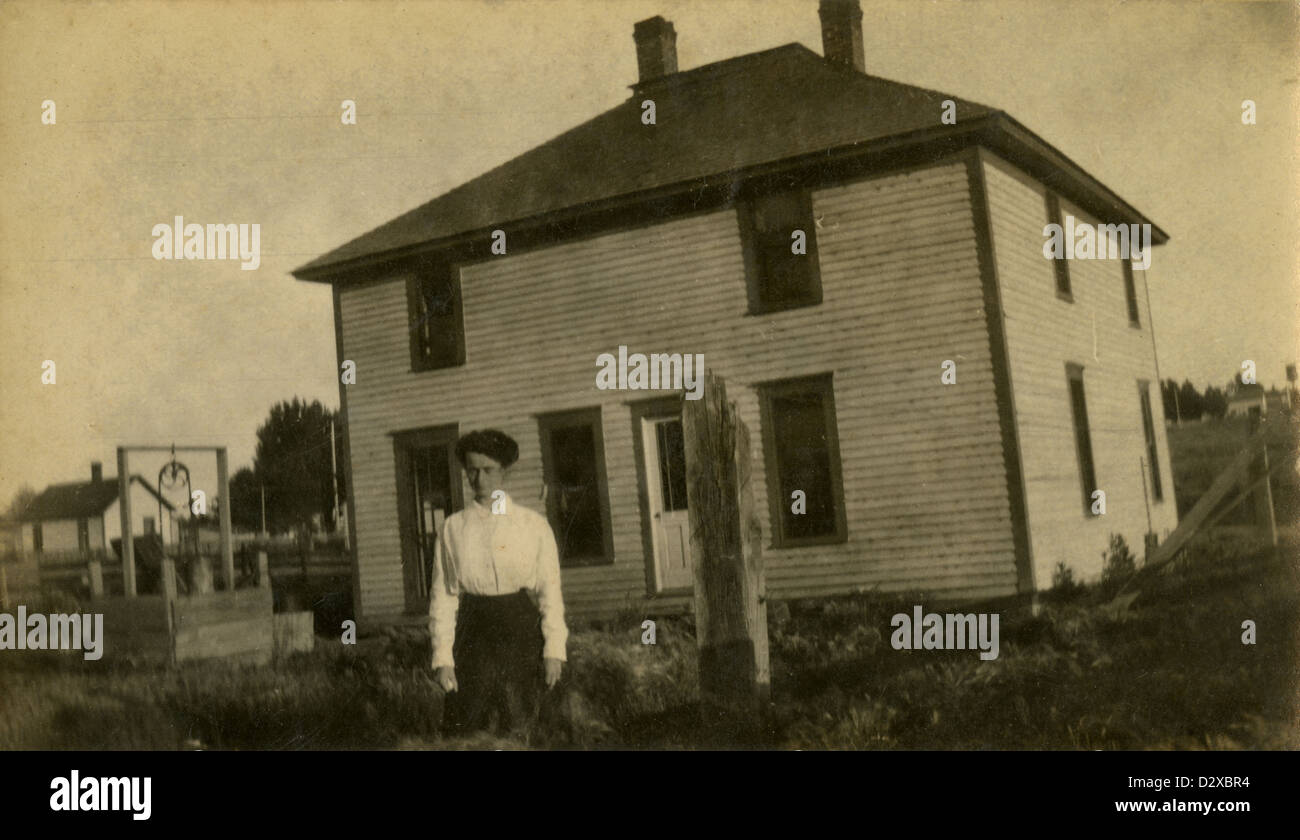 Ca. 1910er Jahre Fotografie, eine Frau vor ihrem Prärie-Bauernhaus. Stockfoto