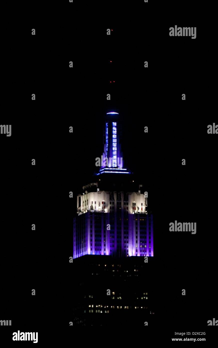 3. Februar 2013 glänzt - Manhattan, New York, USA - das Empire State Building in den Farben der Baltimore Ravens, da sie den Super Bowl in der zweiten Hälfte führen. Das Empire State Building ist beleuchtet, um Super Bowl XLVII Spiel zwischen den AFC Champion Baltimore Ravens und San Francisco 49ers zu feiern. Das Gebäude wird auch verfolgen den Super Bowl, Leuchten in den Farben des Teams, welches die letzten Touchdown erzielt. Darüber hinaus wird das Gebäude in das Siegerteam Farben beleuchtet werden. (Bild Kredit: Kredit: Bryan Smith/ZUMAPRESS.com/Alamy live-Nachrichten) Stockfoto