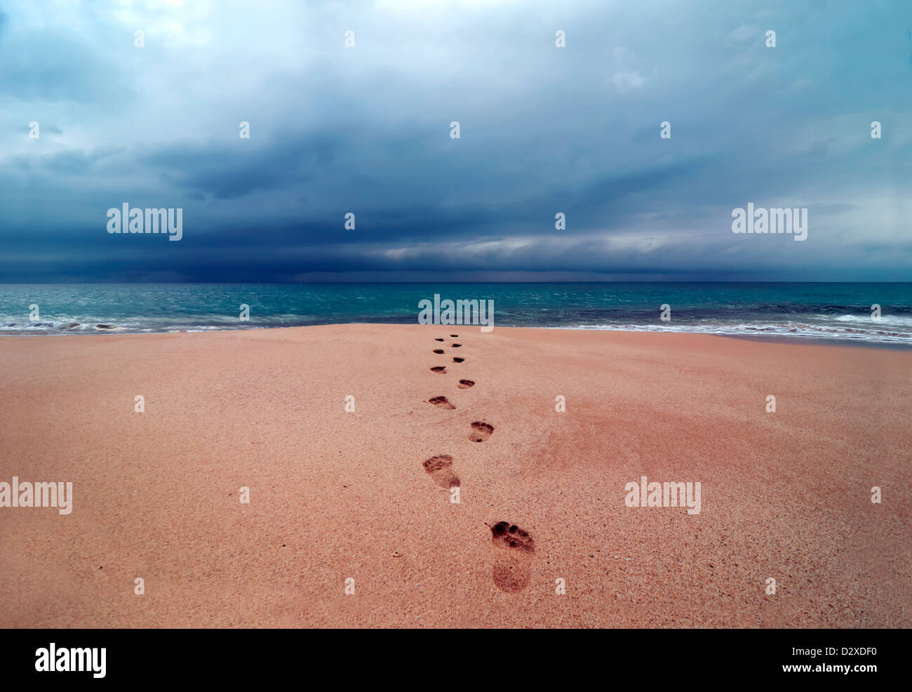 Großer Sturm mit Wolken über Spuren im weichen Sand in den Ozean, Papohaku Beach, Molokai, Hawaii, USA, Pazifik Stockfoto