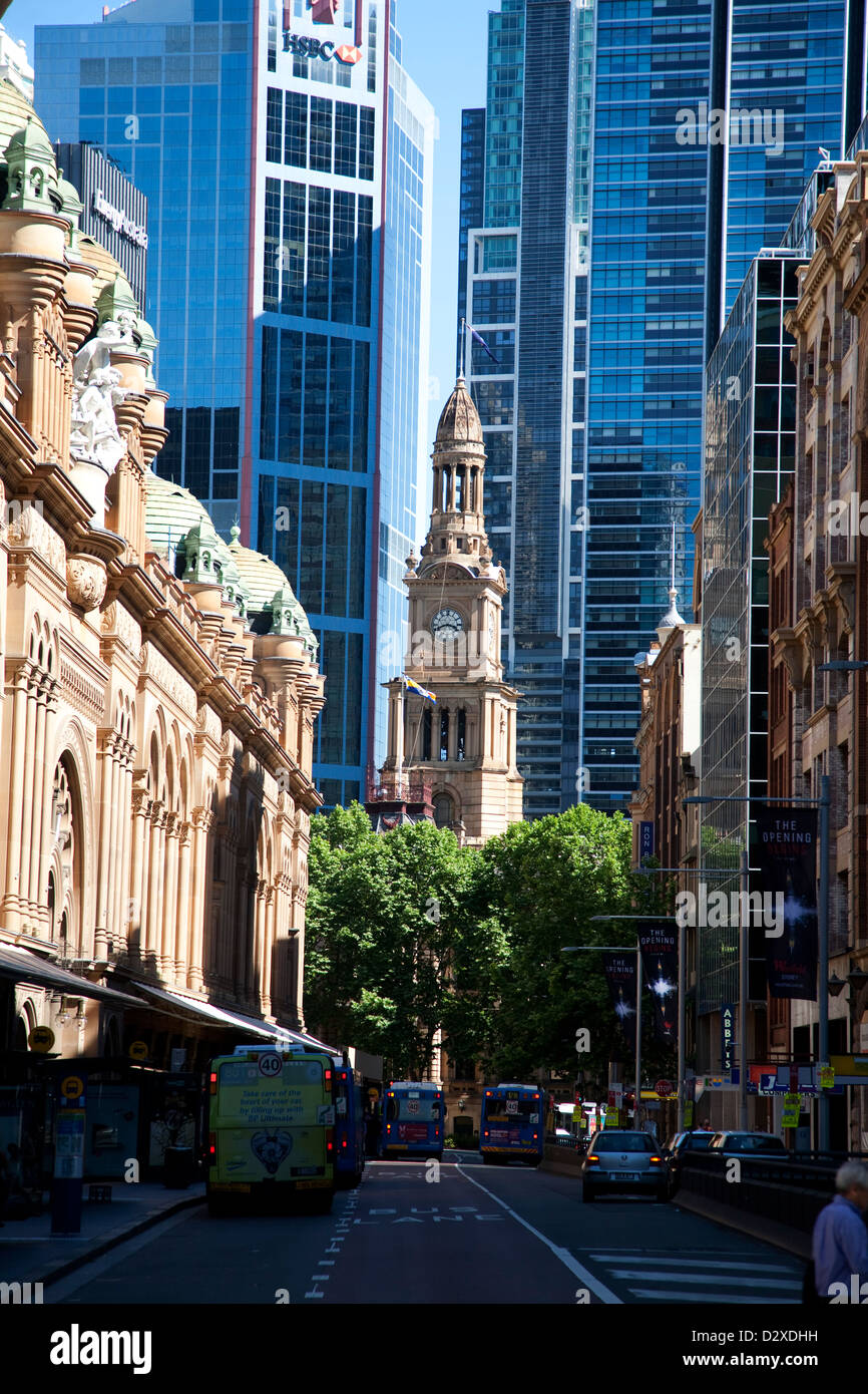 Der Uhrturm von Sydney Town Hall, umgeben von modernen Bürogebäuden und das Queen Victoria Building. Stockfoto