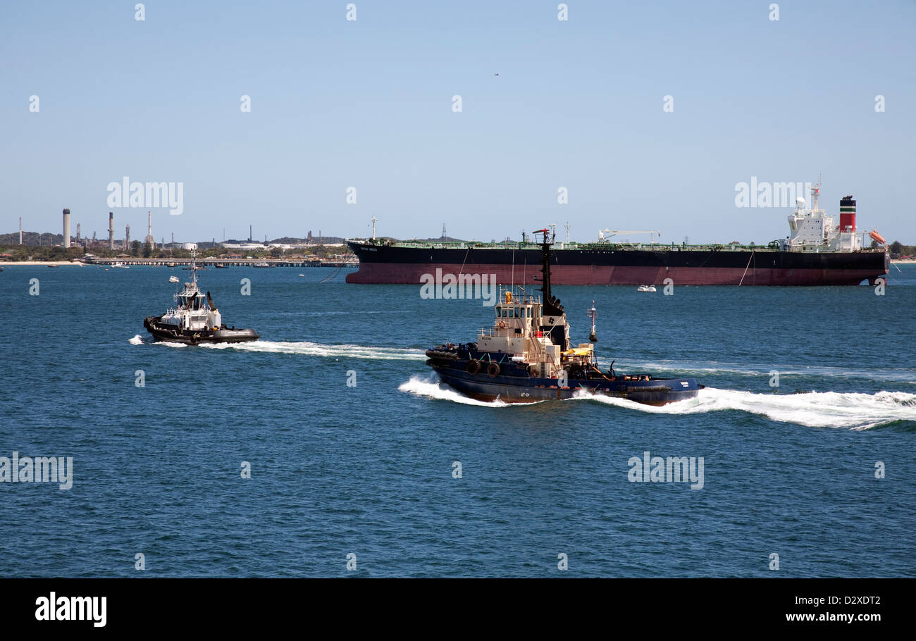 Hafen Sie Schlepper vorbei an liquid Bulk-Carrier "Britische Buche" Abfahrt von Kurnell Botany Bay Sydney Australia Stockfoto