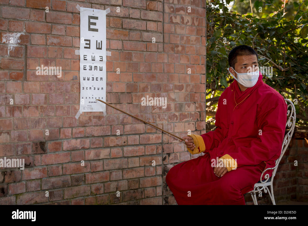 Ein Mönch aus dem Kloster Amitabha, Pflege eine Liebe vision Test für arme Dorfbewohner. Amitabha Kloster, Nepal Stockfoto
