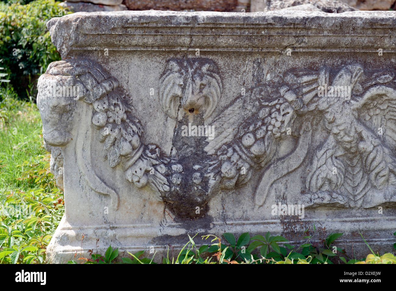 Athen. Griechenland. Blick auf eine kunstvoll geschnitzten und verarbeitete Stein ein Sarkophag aussehende Brunnen Stockfoto