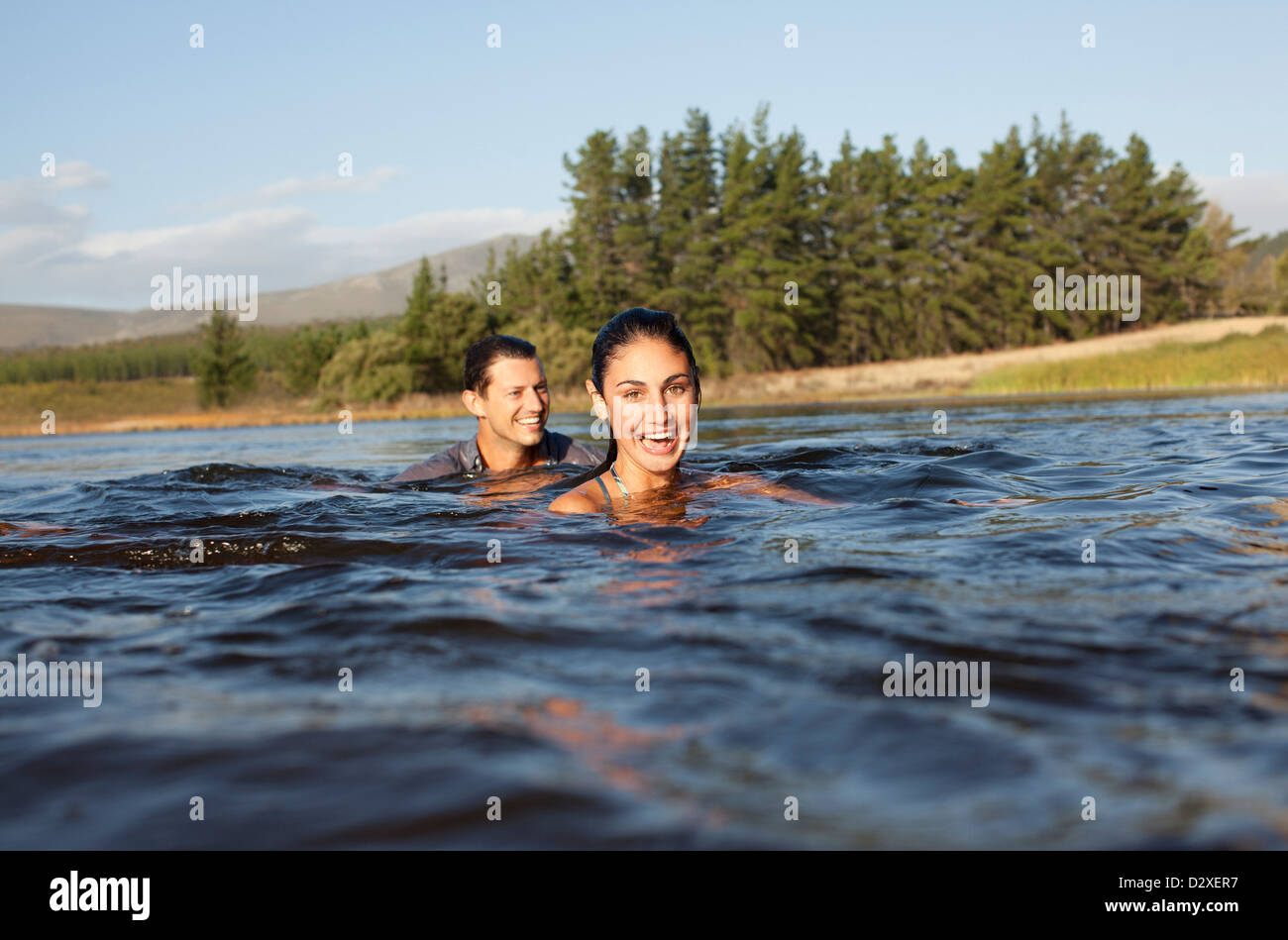 Porträt des Lächelns paar Schwimmen im See Stockfoto