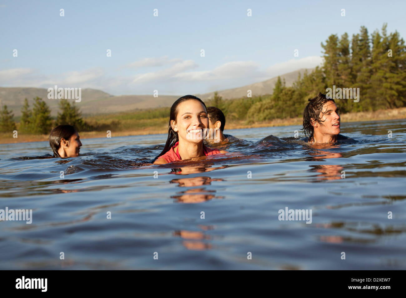 Lächelnden Freunde, Schwimmen im See Stockfoto