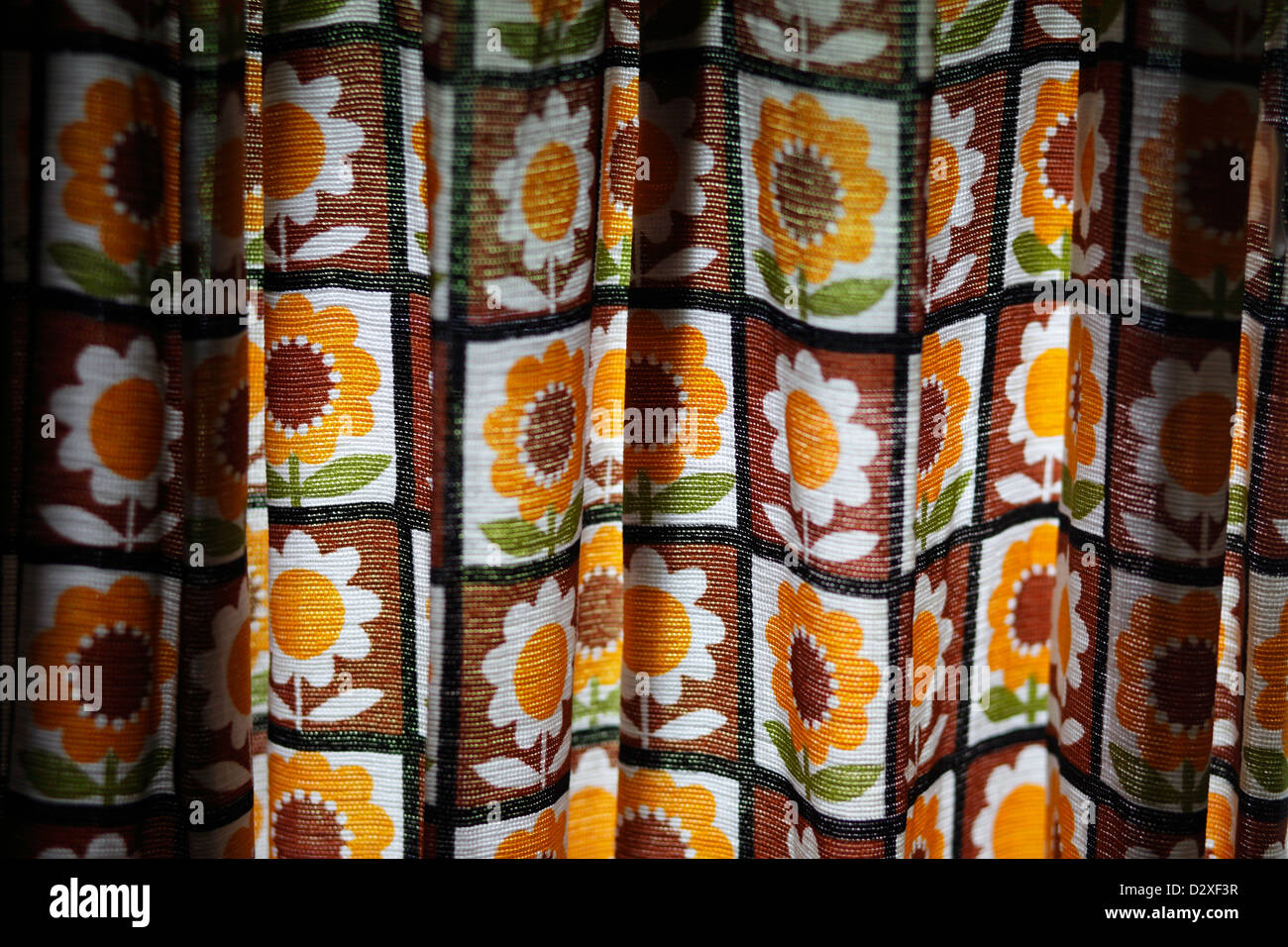 Mechow, Deutschland, Vorhang mit naiven floralen Motiven in einem Bauernhaus Stockfoto
