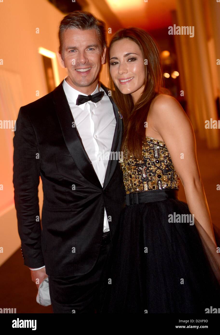 TV-Moderator Markus Lanz und seine Frau Angela besuchen die Partei der 48. Goldene Kamera Award in Berlin, Deutschland, 2. Februar 2013. Die Auszeichnung honoriert herausragende Leistungen in Fernsehen, Film und Entertainment. Foto: Britta Pedersen/dpa Stockfoto