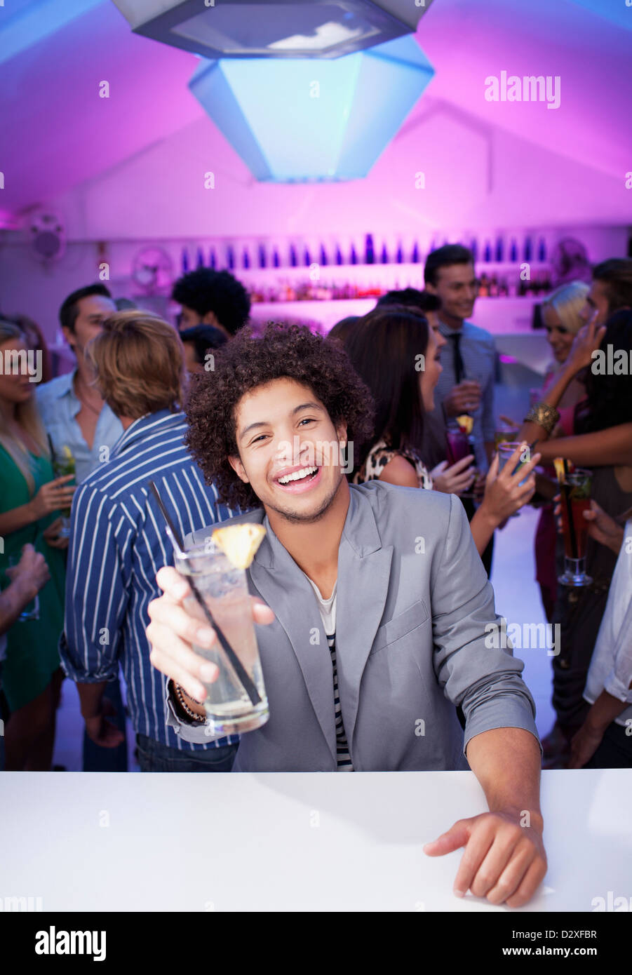 Porträt von lächelnden Mann, Cocktailbar in der Diskothek Stockfoto