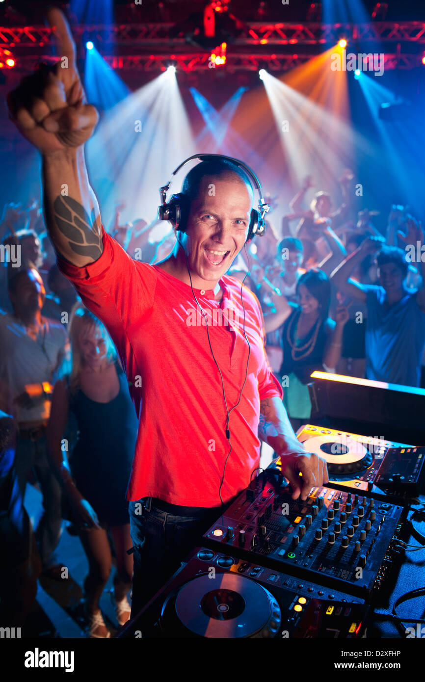 Porträt von begeisterte DJ am Plattenteller in Nachtclub Stockfoto