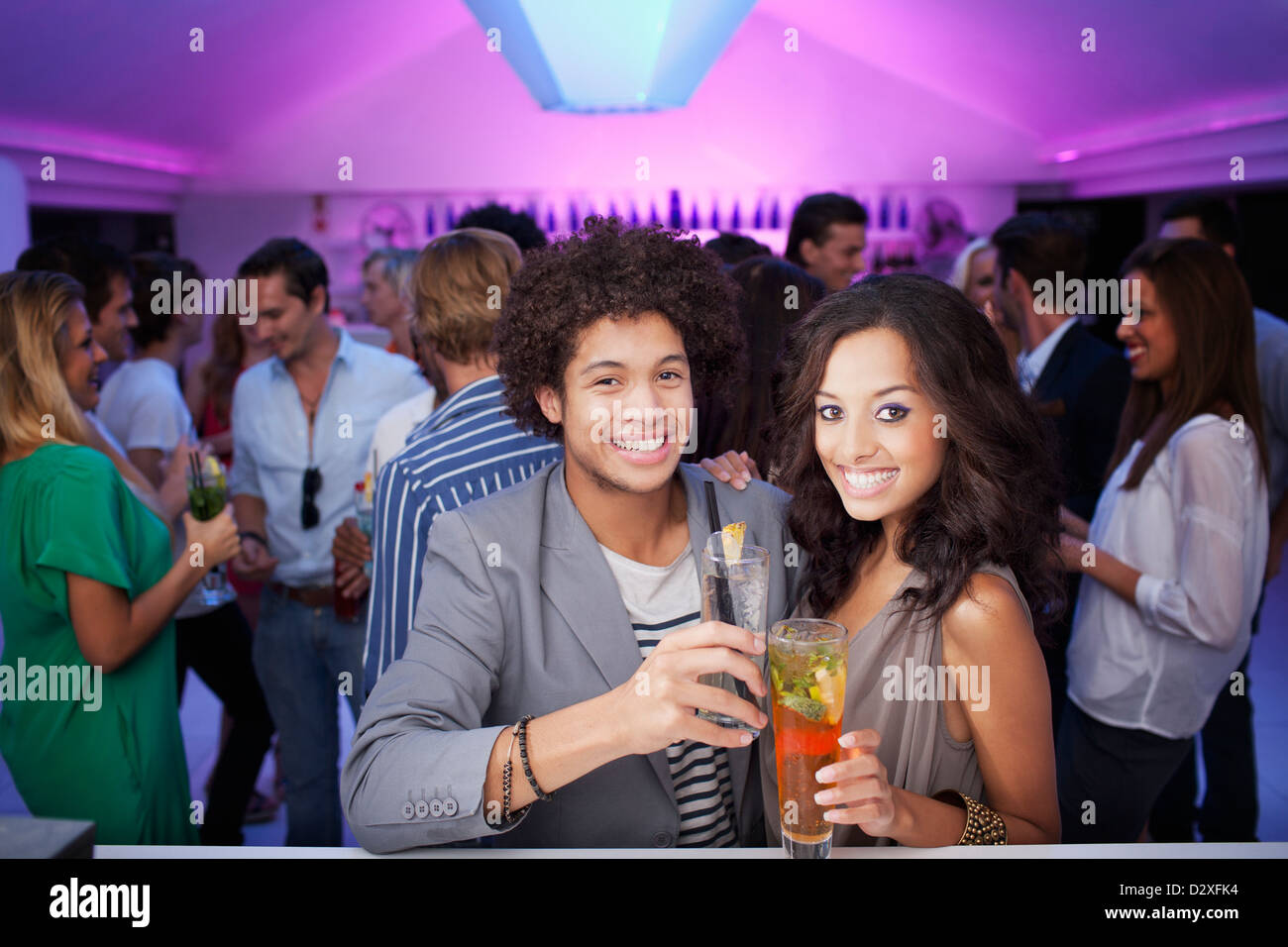 Porträt des Lächelns paar bei bar Nachtclub Stockfoto