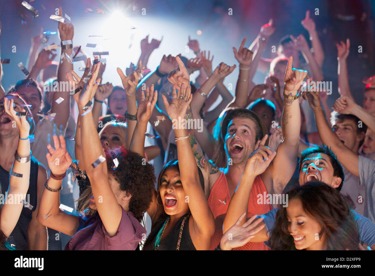 Begeistertes Publikum jubeln beim Konzert Stockfoto