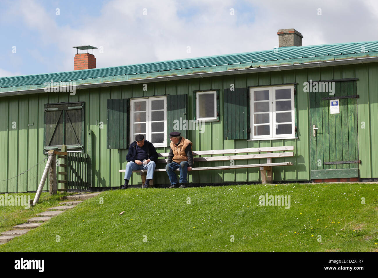 Tümlauer Koog, Deutschland, zwei Männer auf einer Bank sitzen und reden Stockfoto