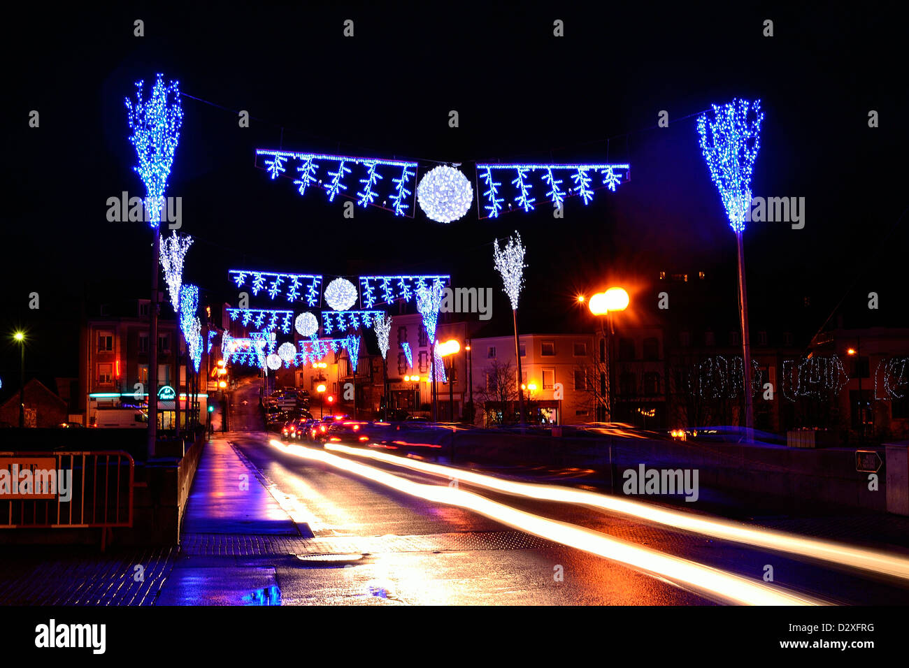 Mayenne Stadt während der Festlichkeiten von Weihnachten, der Verkehr in der Nacht beleuchtet. Stockfoto