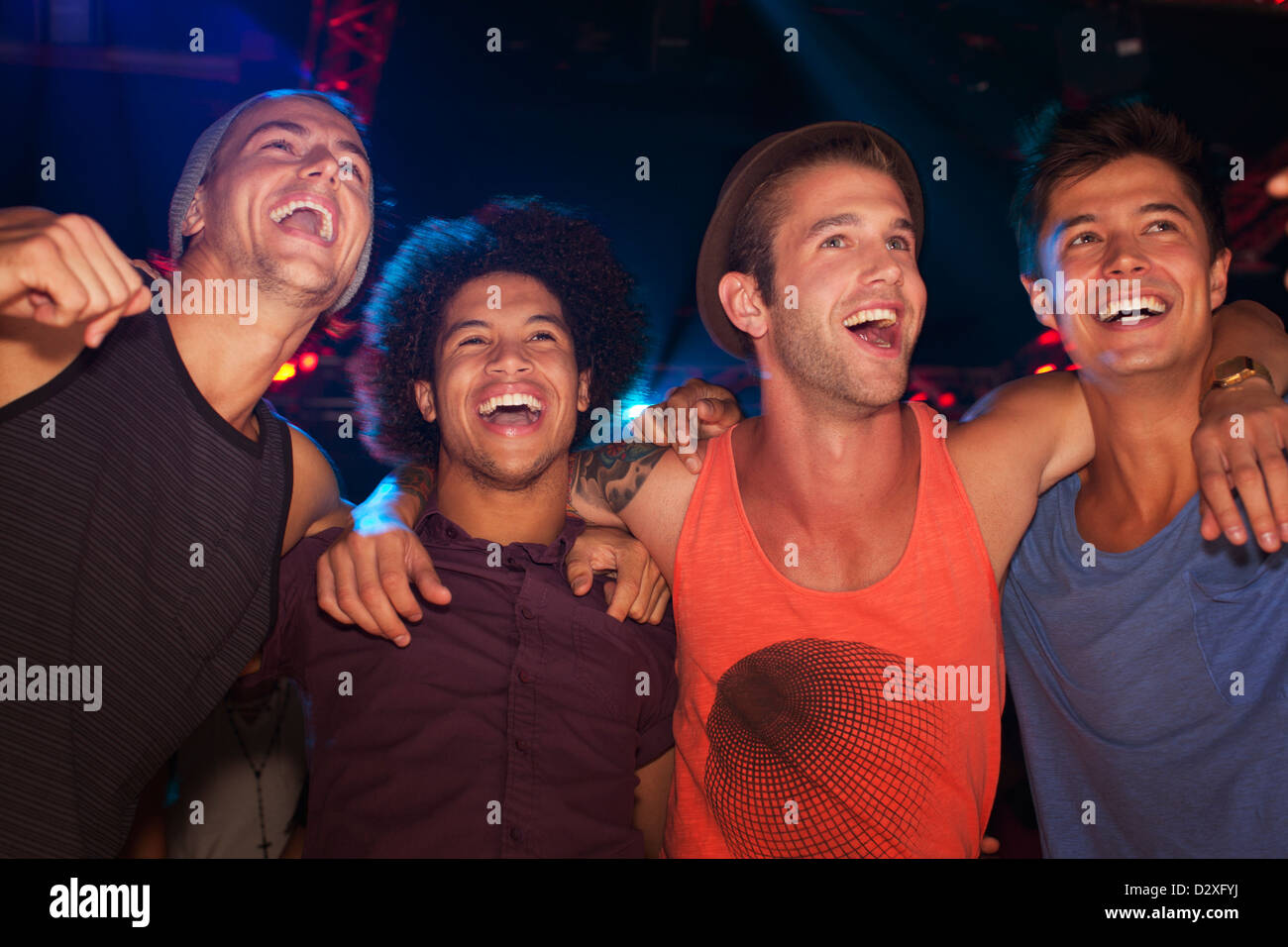 Begeisterte Männer beim Konzert Stockfoto