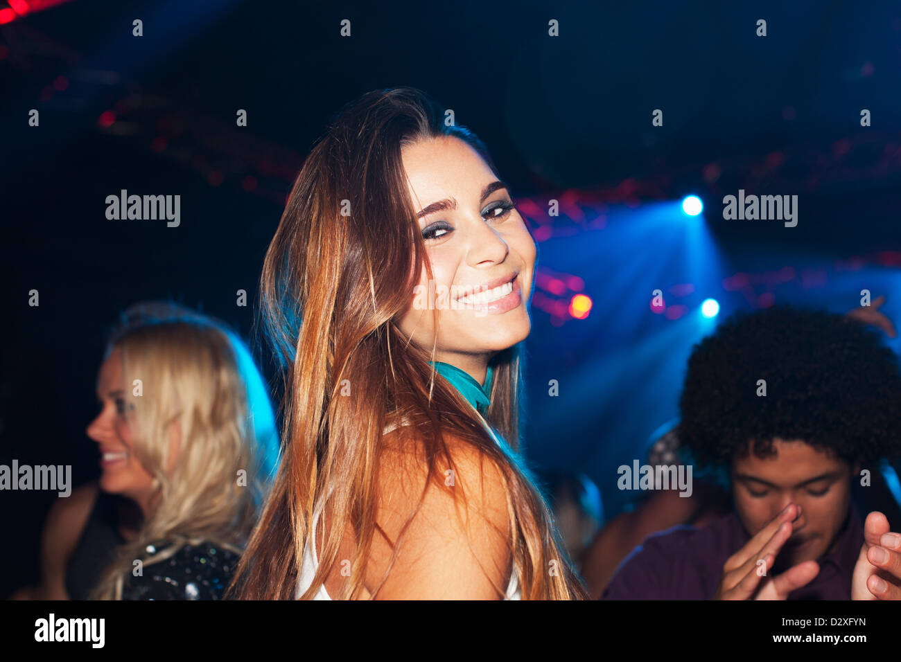 Porträt von lächelnden Frau auf der Tanzfläche der Disco Stockfoto