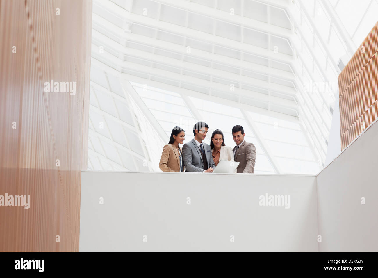 Geschäftsleute, die Überprüfung der Papiere in modernen Gebäude Stockfoto