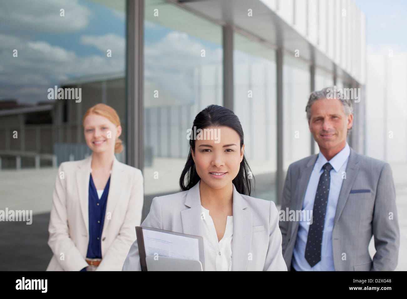 Porträt von zuversichtlich Geschäftsleute vor Gebäude Stockfoto