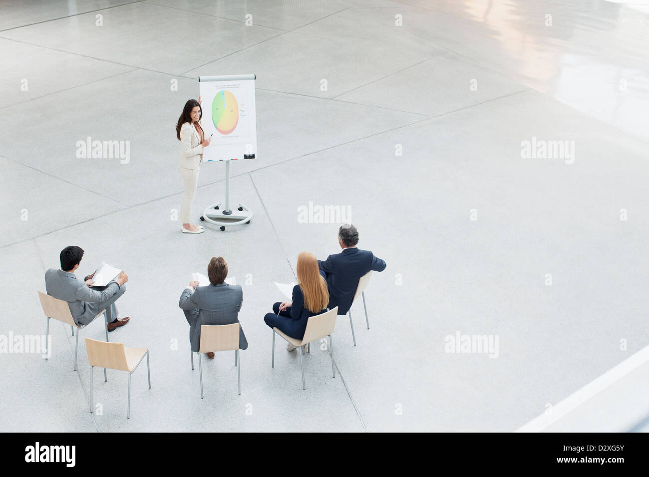 Geschäftsfrau am Flipchart führende Treffen in lobby Stockfoto