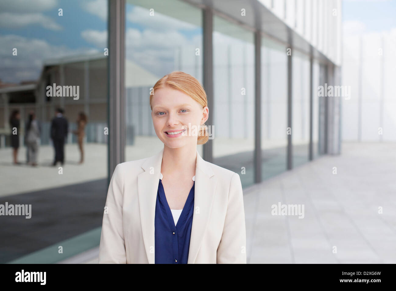 Porträt von lächelnden Geschäftsfrau vor Gebäude Stockfoto