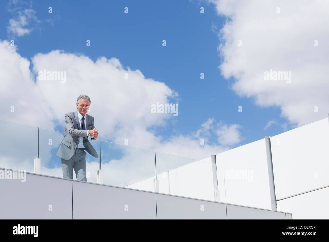 Porträt von zuversichtlich Geschäftsmann mit den Händen umklammert auf Balkon Stockfoto